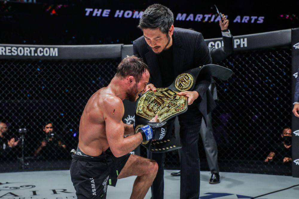 Jarred Brooks merebut sabuk emas ONE Strawweight di ONE 164. (dok. ONE Championship)