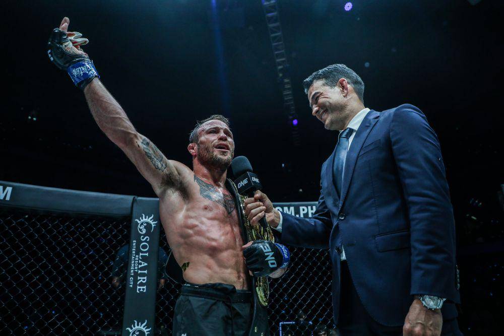 Jarred Brooks diwawancari oleh Mitch Chilson usai ONE 164. (dok. ONE Championship)