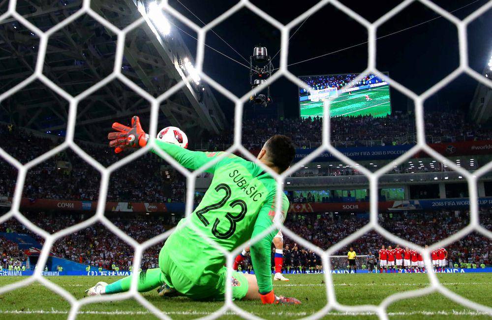 Danijel Subasic menepis tendangan panenka Fyodor Smolov pada perempat final Piala Dunia 2018. (fifa.com)