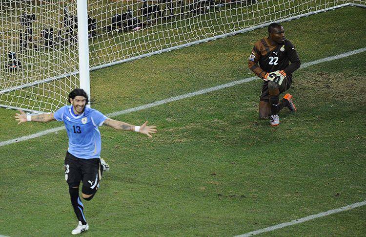 Sebastian Abreu jadi penentu lolosnya Uruguay ke babak semifinal Piala Dunia 2010. (conmebol.com)