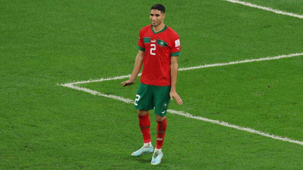 Selebrasi Achraf Hakimi usai memastikan langkah Maroko ke babak perempat final Piala Dunia 2022. (twitter.com/FIFAWorldCup)