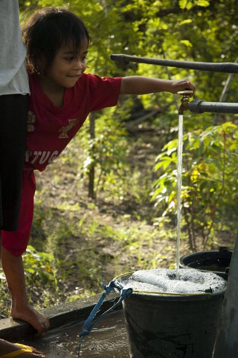 Ilustrasi seorang anak menggunakan air. (Dok. Kementerian PUPR)