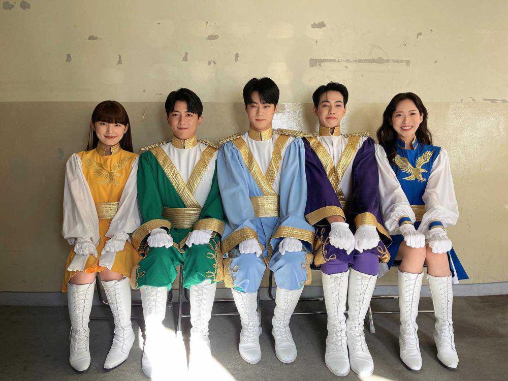 15 Potret di Belakang Layar Drama Korea Cheer Up, Gemas!