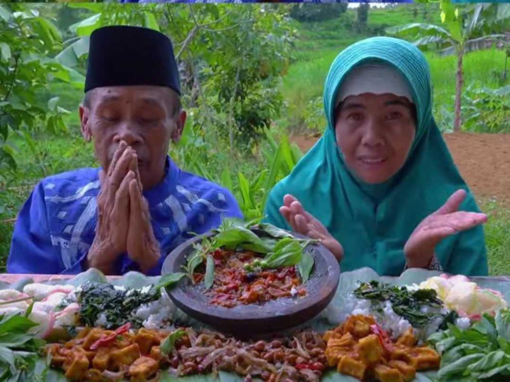 10 Video Mukbang Kakek Hana dan Nenek Isah yang Selalu FYP di TikTok