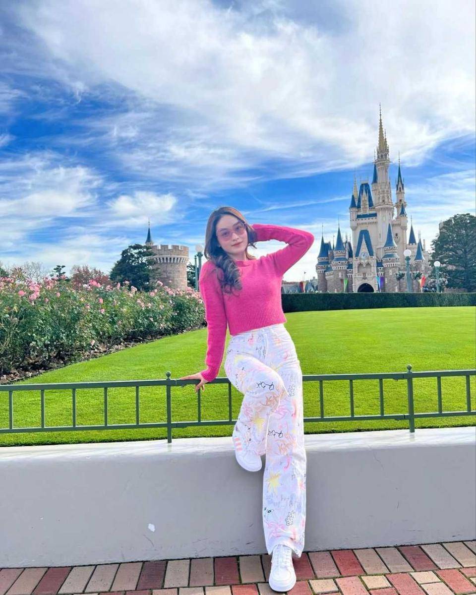 Natasha Wilona di Disneyland (instagram.com/natashawilona12)