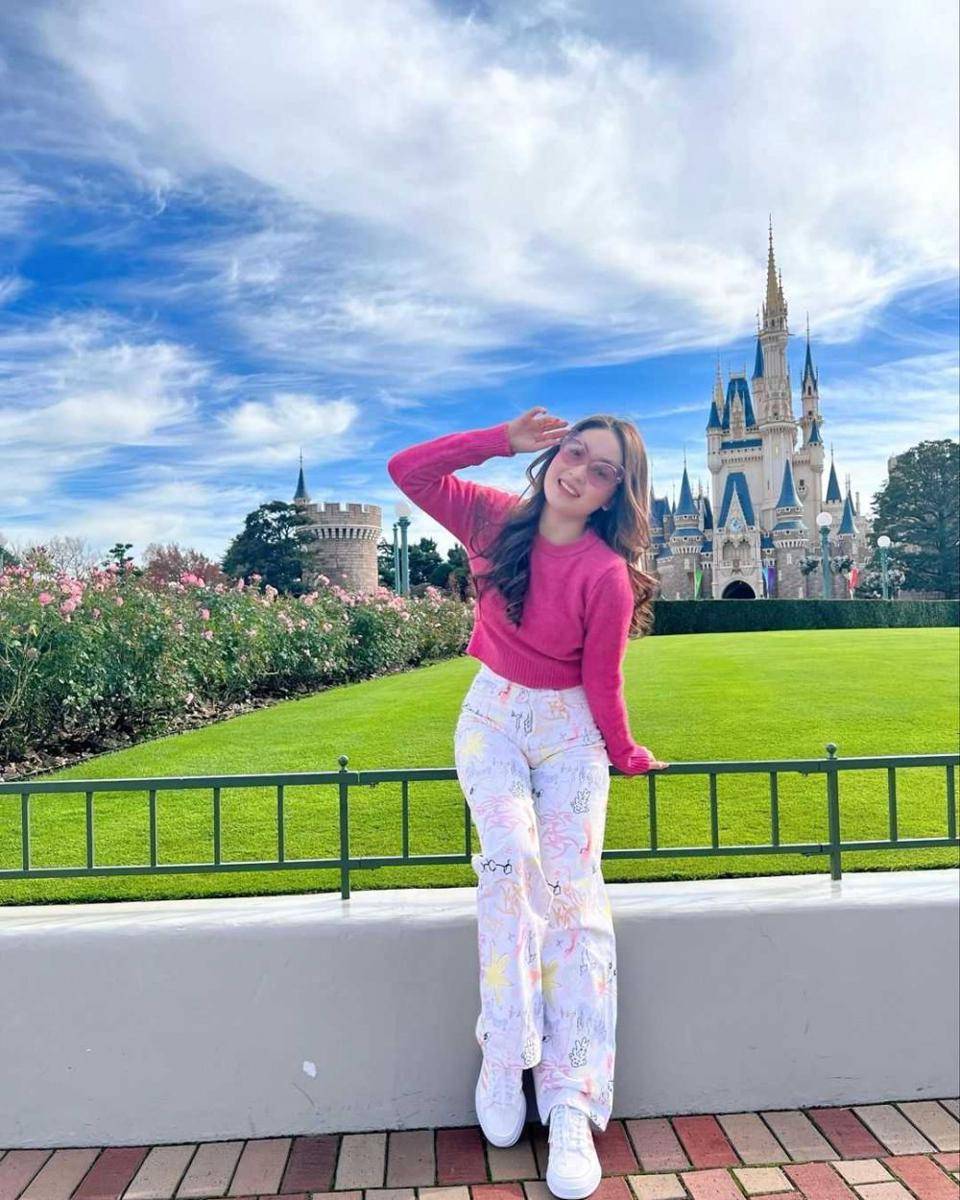 Natasha Wilona di Disneyland (instagram.com/natashawilona12)
