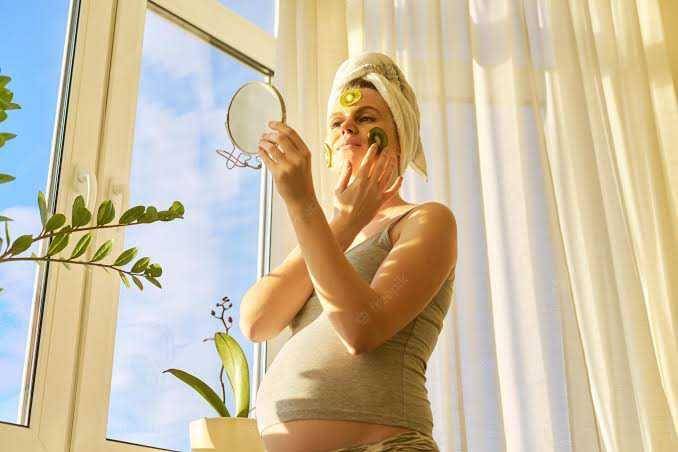 Ilustrasi wanita hamil memakai masker kiwi. (freepik)