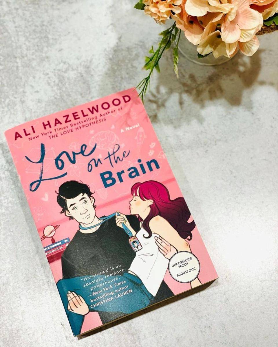 Love on the Brain karya Ali Hazelwood (instagram.com/berkleypub)