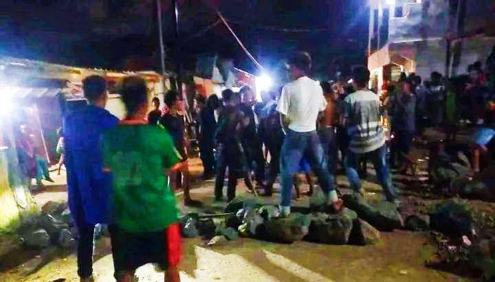 Warga Bima Blokade Jalan karena Membela Begal yang Dipukul