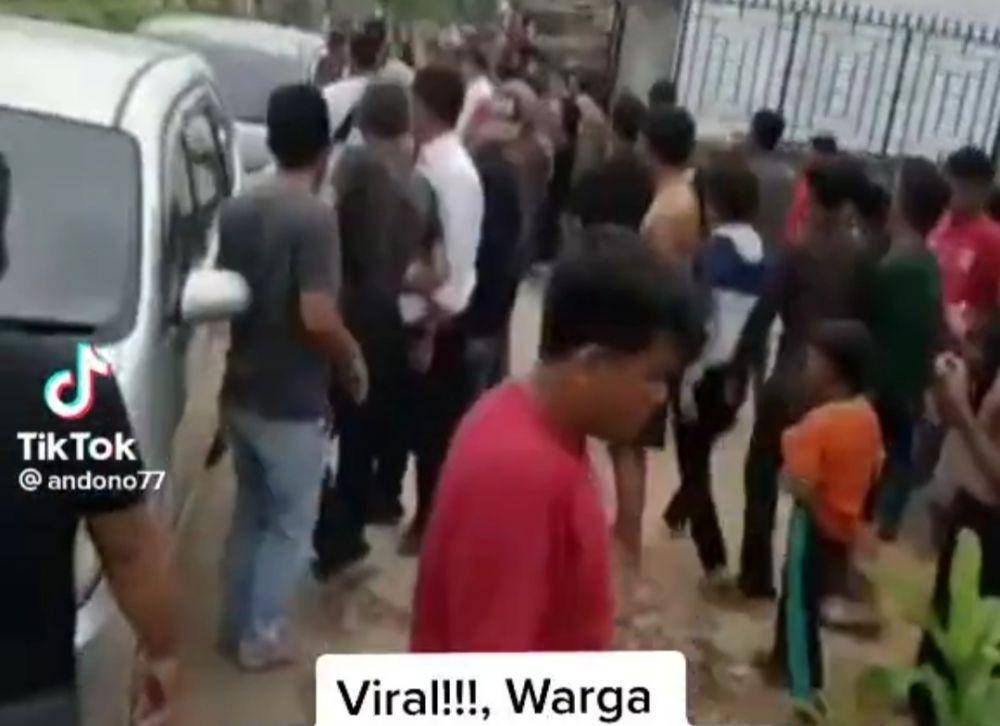 Potongan video memperlihatkan sejumlah warga bersitegang dengan aparat kepolisian beredar luas alias viral di jagat media sosial (medsos). (IDN Times/Istimewa).