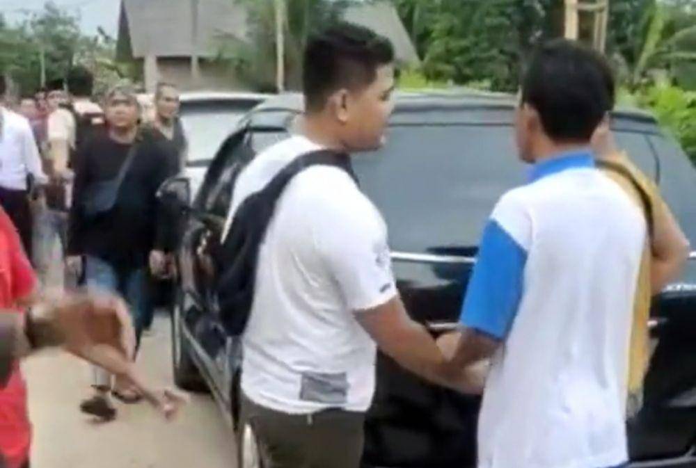Potongan video memperlihatkan sejumlah warga bersitegang dengan aparat kepolisian beredar luas alias viral di jagat media sosial (medsos). (IDN Times/Istimewa).