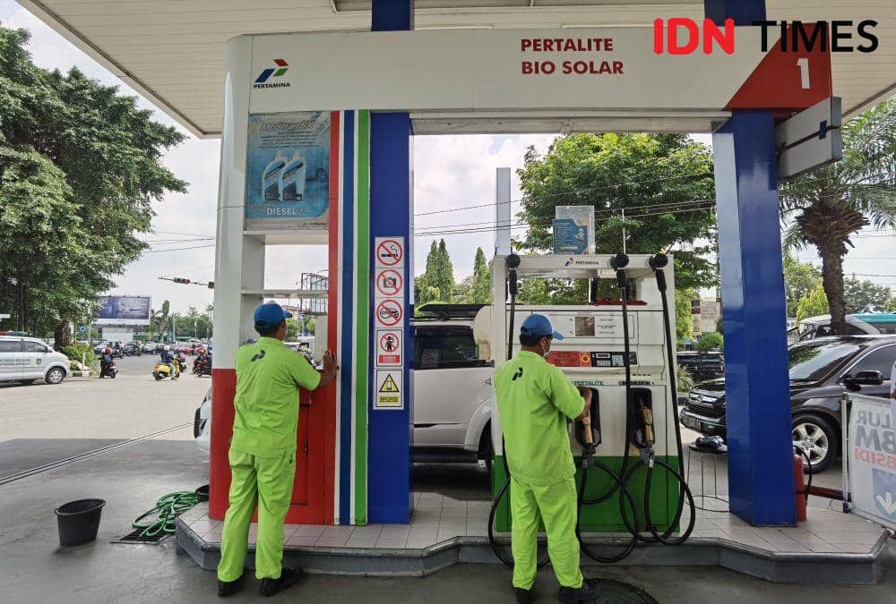 Petugas membersihkan pompa di SPBU Manahan. (IDN Times/Larasati Rey)