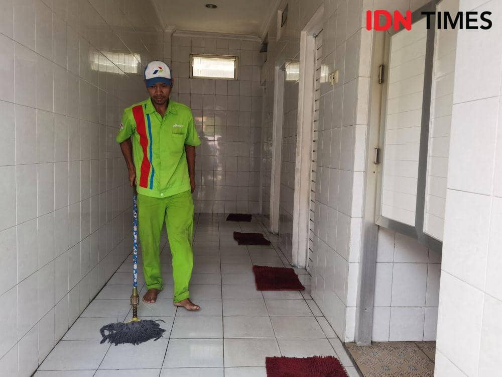 Petugas membersihkan toilet di SPBU Manahan. (IDN Times/Larasati Rey)
