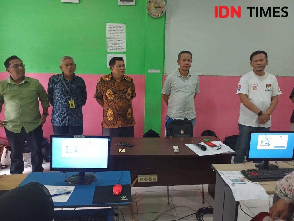 Ketua KPU Sumatra Utara, Herdensi Adnin melakukan monitoring pelaksanaan ujian tertulis calon PPK di Binjai (IDN Times/ Bambang Suhandoko)
