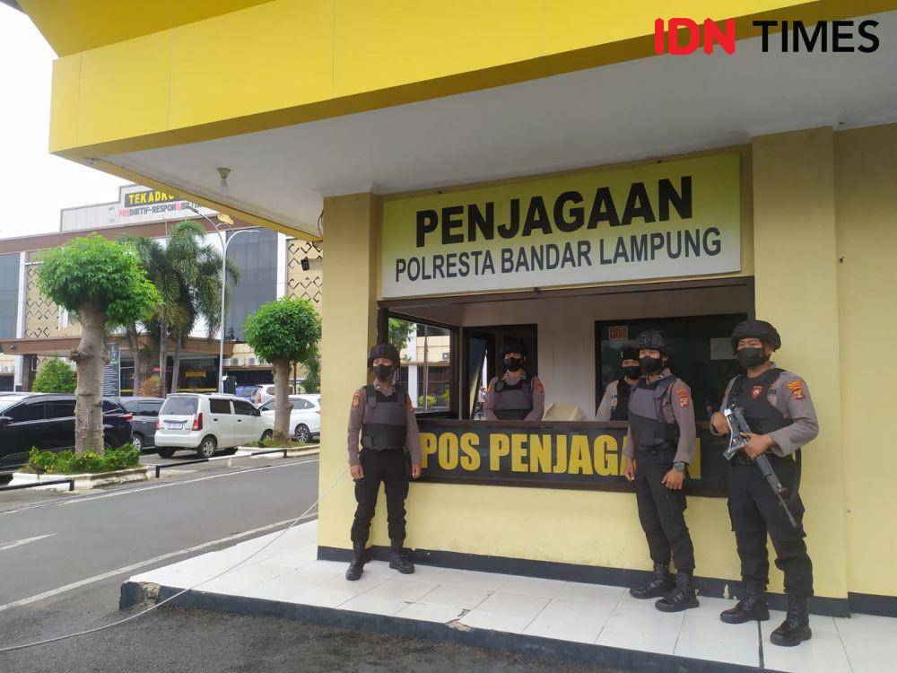Polda Lampung dan Polres jajaran memperketat penjaga dan pengamanan Markas Komando (Mako), itu pascainsiden ledakan bom bunuh diri di Polsek Astana Anyar. (IDN Times/Tama Yudha Wiguna)