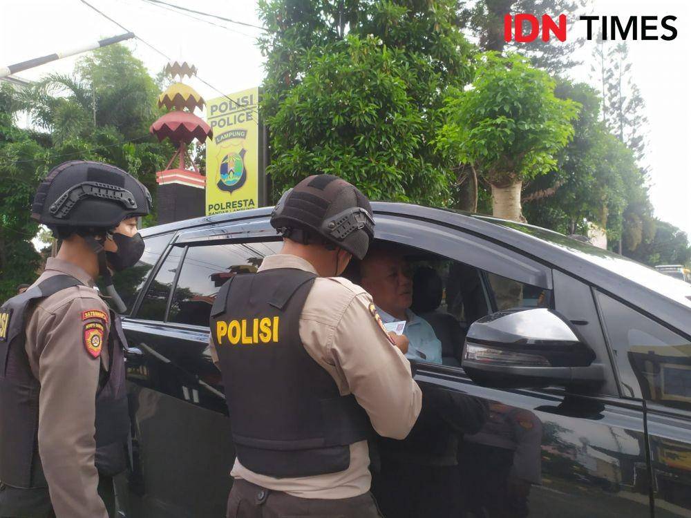 Polda Lampung dan Polres jajaran memperketat penjaga dan pengamanan Markas Komando (Mako), itu pascainsiden ledakan bom bunuh diri di Polsek Astana Anyar. (IDN Times/Tama Yudha Wiguna)