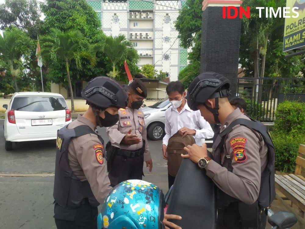 Polda Lampung dan Polres jajaran memperketat penjaga dan pengamanan Markas Komando (Mako), itu pascainsiden ledakan bom bunuh diri di Polsek Astana Anyar. (IDN Times/Tama Yudha Wiguna)