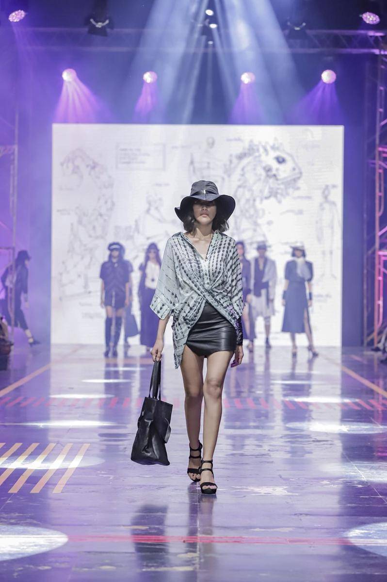 Gingersnap Bali tampilkan koleksi avant-garde outfit dengan sentuhan futuristik, di SPOTLIGHT Indonesia 2022. (Dok. Gingersnap Bali)