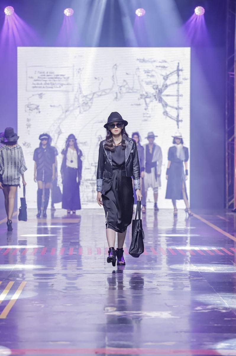 Gingersnap Bali tampilkan koleksi avant-garde outfit dengan sentuhan futuristik, di SPOTLIGHT Indonesia 2022. (Dok. Gingersnap Bali)