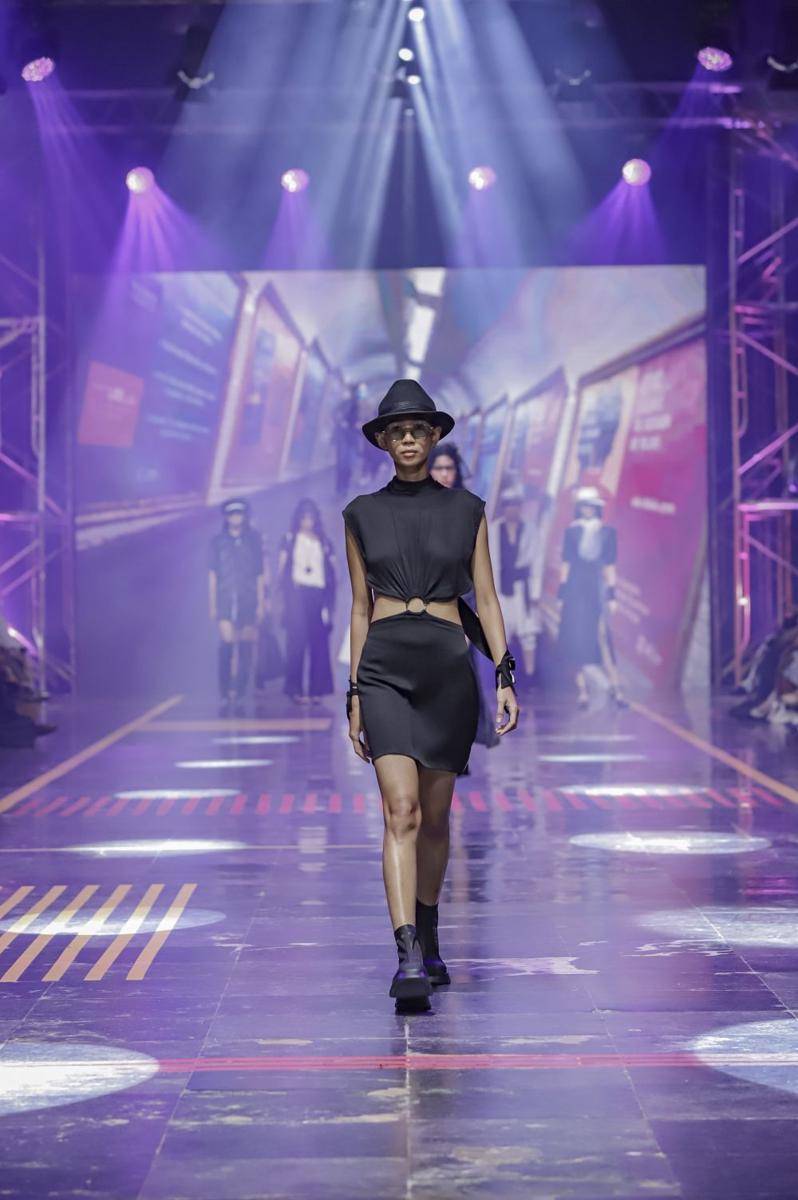 Gingersnap Bali tampilkan koleksi avant-garde outfit dengan sentuhan futuristik, di SPOTLIGHT Indonesia 2022. (Dok. Gingersnap Bali)
