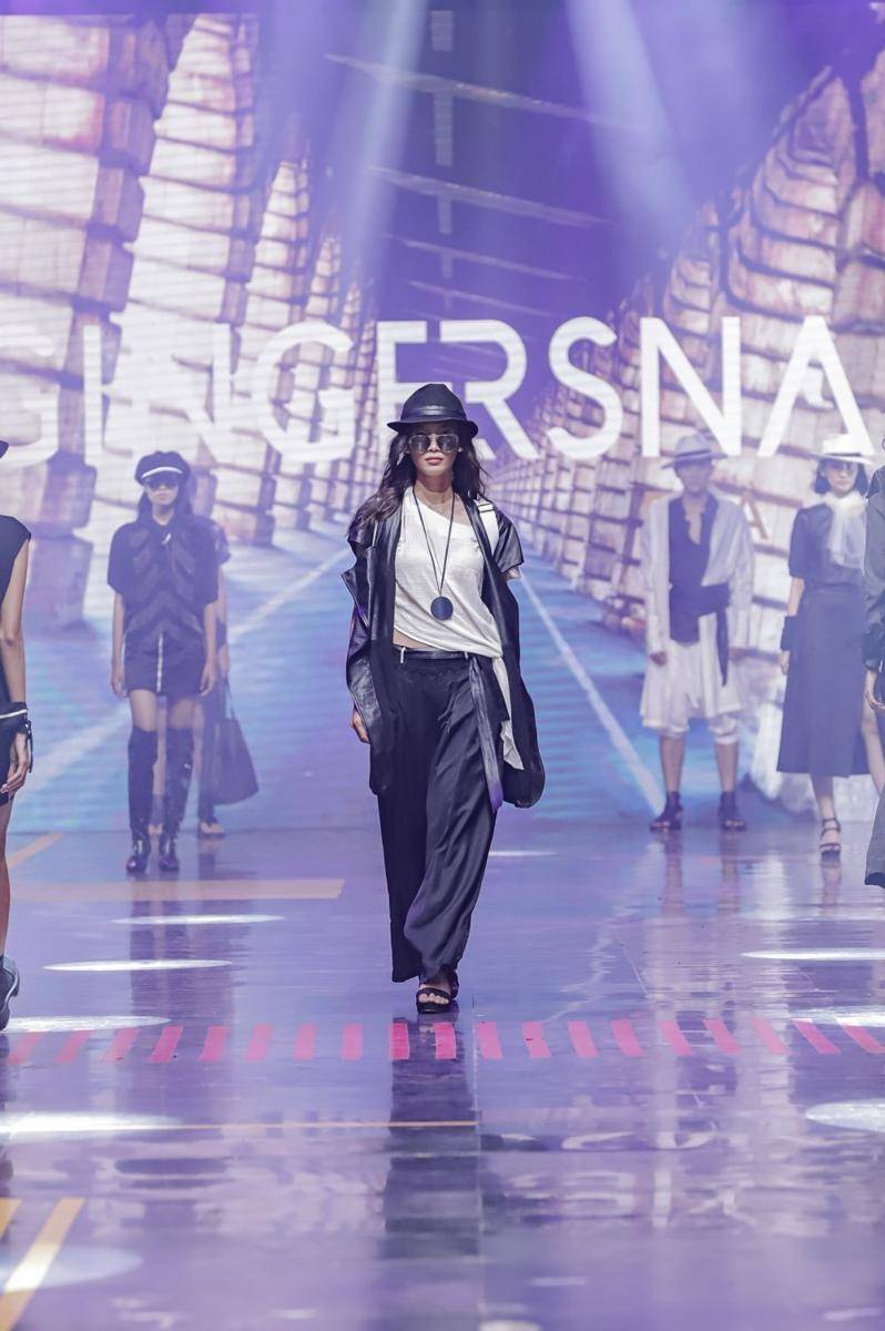 Gingersnap Bali tampilkan koleksi avant-garde outfit dengan sentuhan futuristik, di SPOTLIGHT Indonesia 2022. (Dok. Gingersnap Bali)