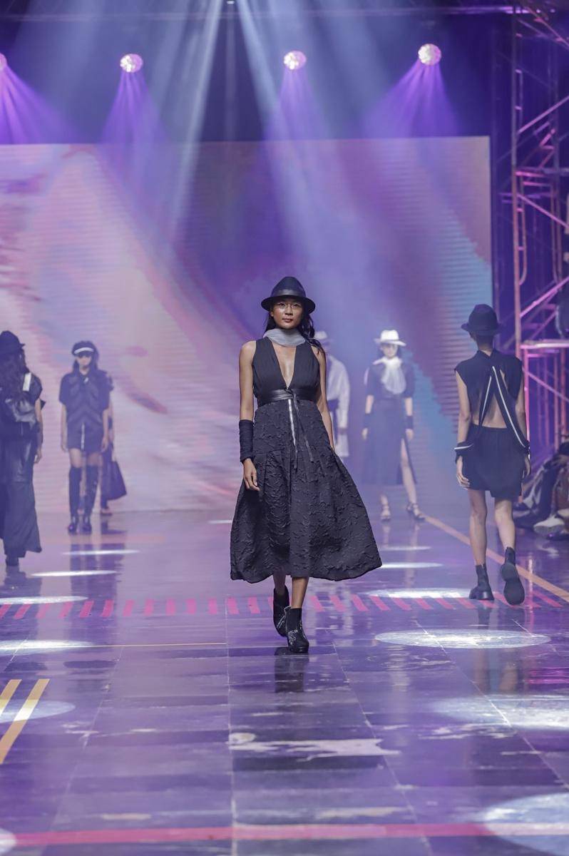 Gingersnap Bali tampilkan koleksi avant-garde outfit dengan sentuhan futuristik, di SPOTLIGHT Indonesia 2022. (Dok. Gingersnap Bali)