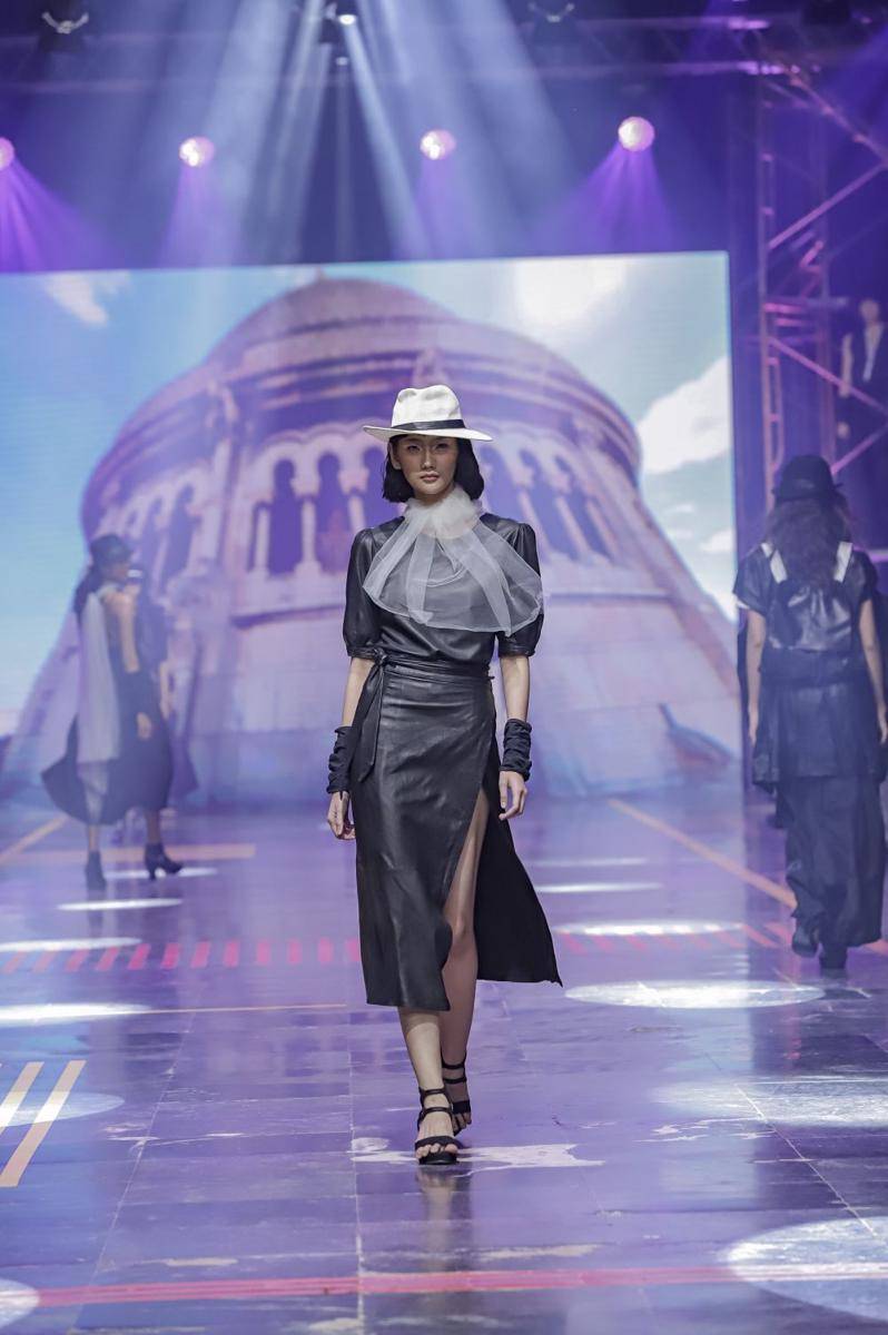 Gingersnap Bali tampilkan koleksi avant-garde outfit dengan sentuhan futuristik, di SPOTLIGHT Indonesia 2022. (Dok. Gingersnap Bali)