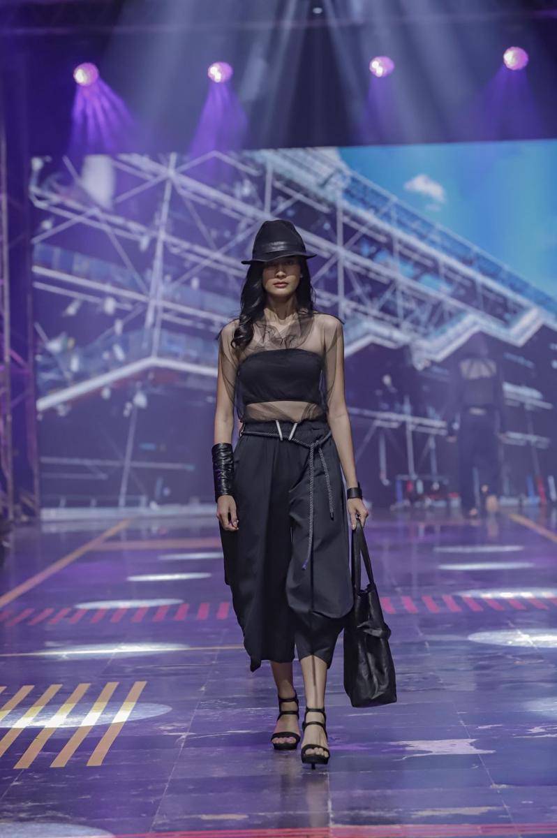 Gingersnap Bali tampilkan koleksi avant-garde outfit dengan sentuhan futuristik, di SPOTLIGHT Indonesia 2022. (Dok. Gingersnap Bali)