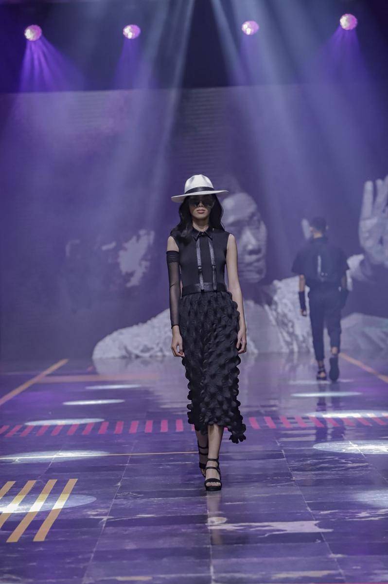 Gingersnap Bali tampilkan koleksi avant-garde outfit dengan sentuhan futuristik, di SPOTLIGHT Indonesia 2022. (Dok. Gingersnap Bali)