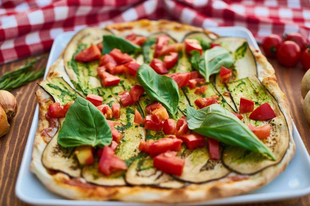 Gambar daun basil di atas pizza