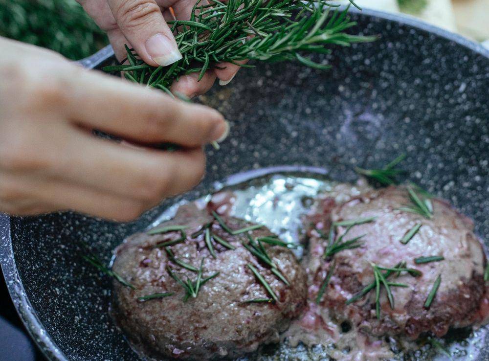 Gambar Daging dimasak dengan rosemary
