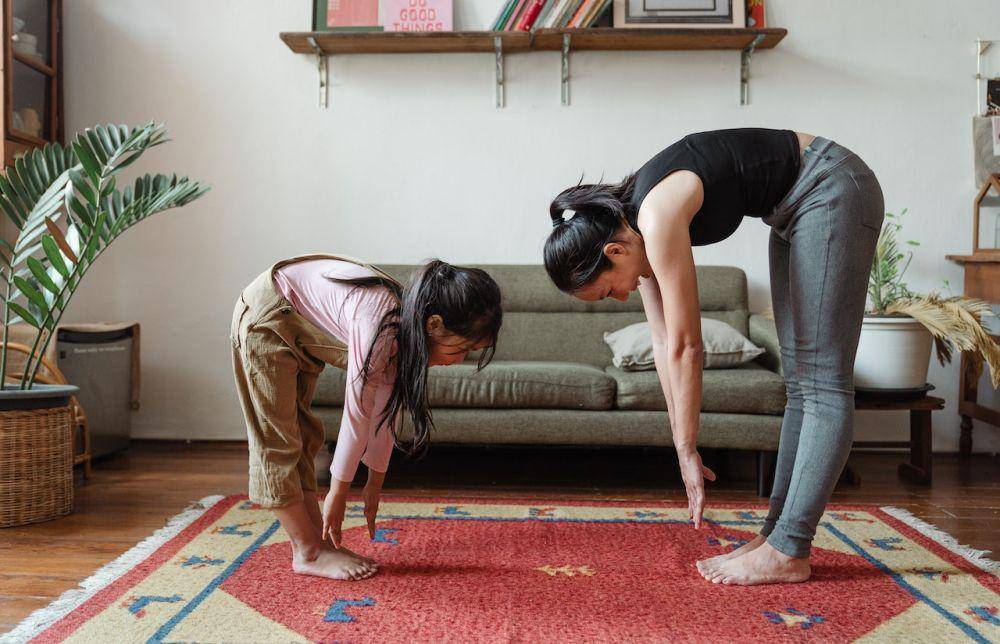 kegiatan stretching bersama anak (pexels.com/Ketut Subiyanto)