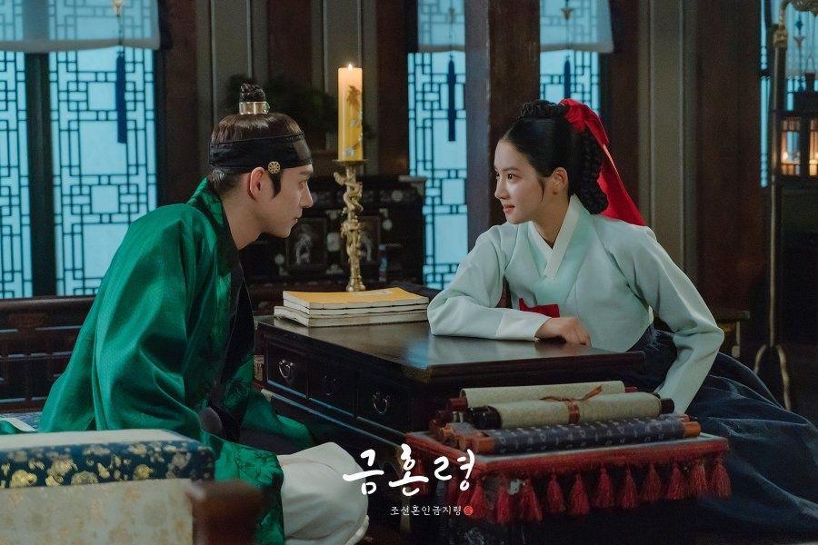 10 Potret Park Ju Hyun dan Kim Young Dae di The Forbidden Marriage