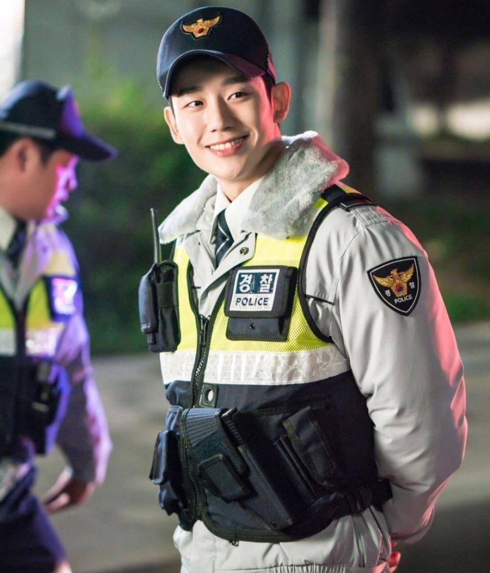 Jung Hae In di drama While You Were Sleeping (instagram.com/holyhaein)