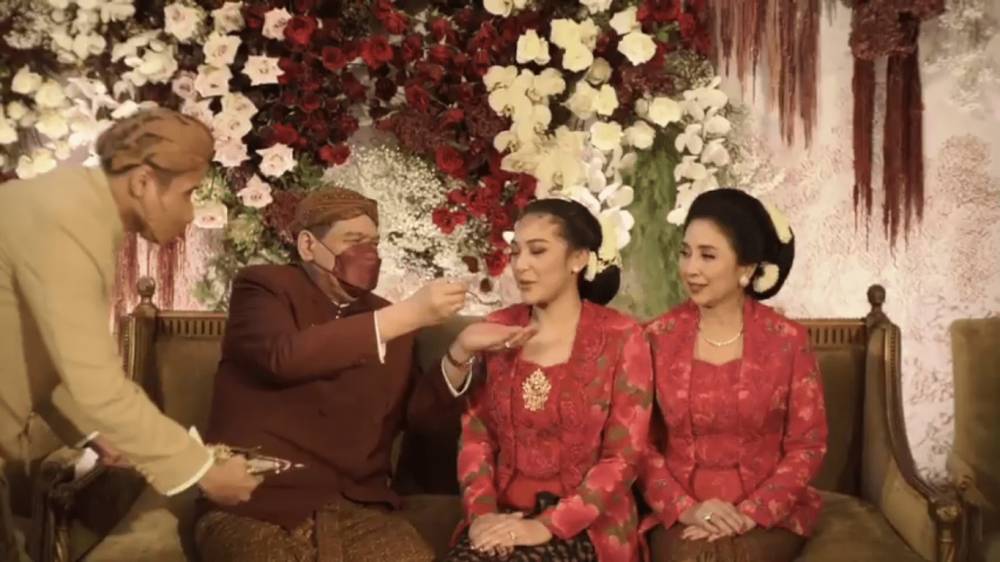 prosesi adat dulang pungkasan (instagram.com/putri_tanjung)