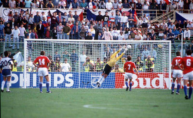 Michal Bilek melakukan tendangan panenka pada Piala Dunia 1990. (fifa.com)