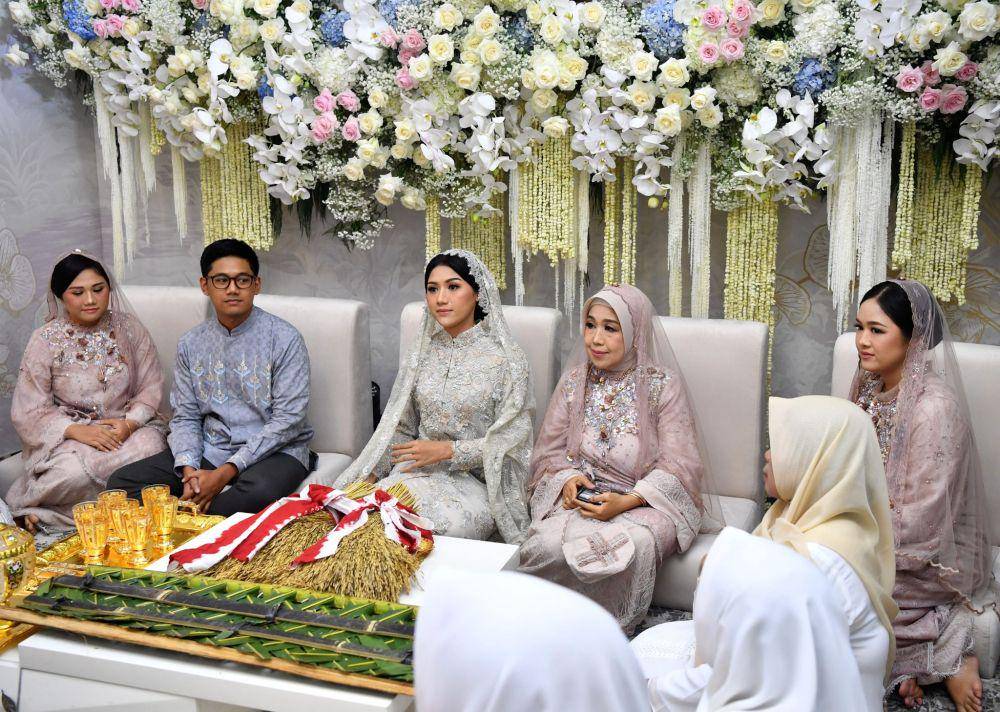 Gaya busana dan makeup keluarga Erina di pengajian Kaesang-Erina (dok. bridestory)