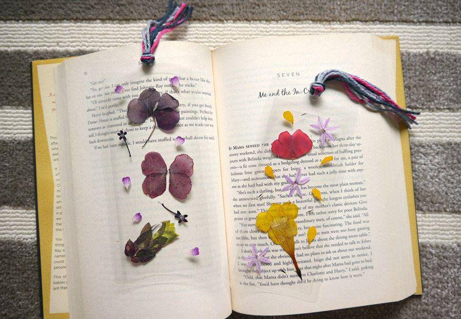 Pressed flower bookmark (cutoutandkeep.net/Kristi P.)