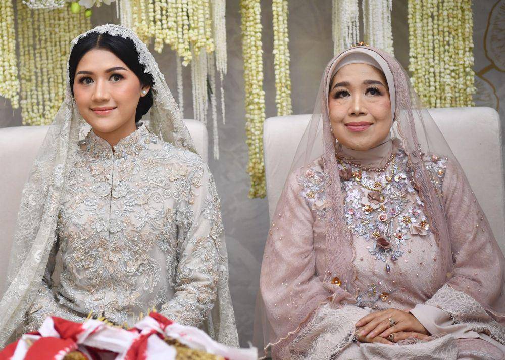 Gaya busana dan makeup keluarga Erina di pengajian Kaesang-Erina (dok. bridestory)