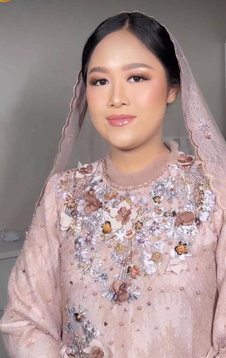 Gaya busana dan makeup keluarga Erina di pengajian Kaesang-Erina (instagram.com/liapharaohmakeup)