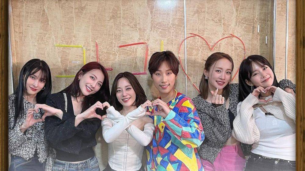Grup idol KARA dan MC JaeJae (instagram.com/mmtg_oops)