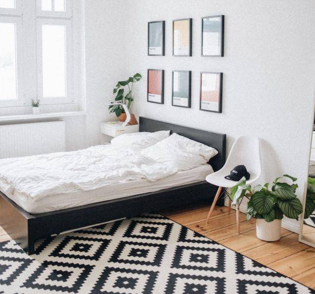 Ilustrasi kamar tidur minimalis modern warna putih dengan dekorasi karpet berpola (Unsplash/Sonnie Hiles)
