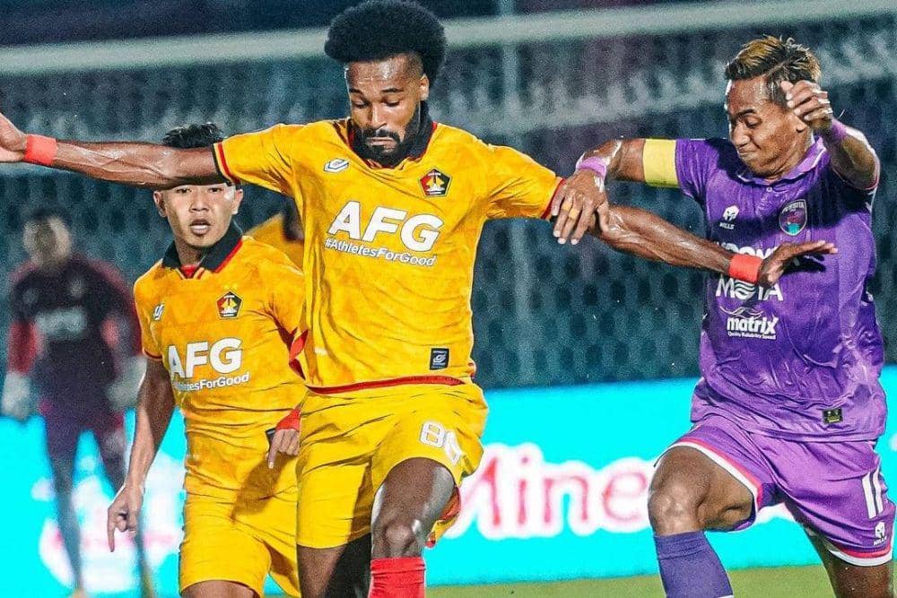 Persik Kediri (jersey kuning) kala menghadapi Persita di Liga 1 Indonesia 2022/2023. (instagram.com/persikfcofficial)