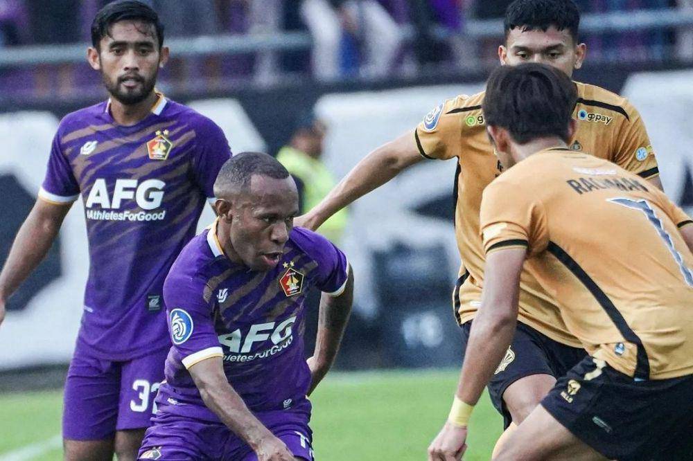 Persik Kediri (jersey ungu) saat melawan Bhayangkara FC di Liga 1 Indonesia 2022/2023. (instagram.com/persikfcofficial)