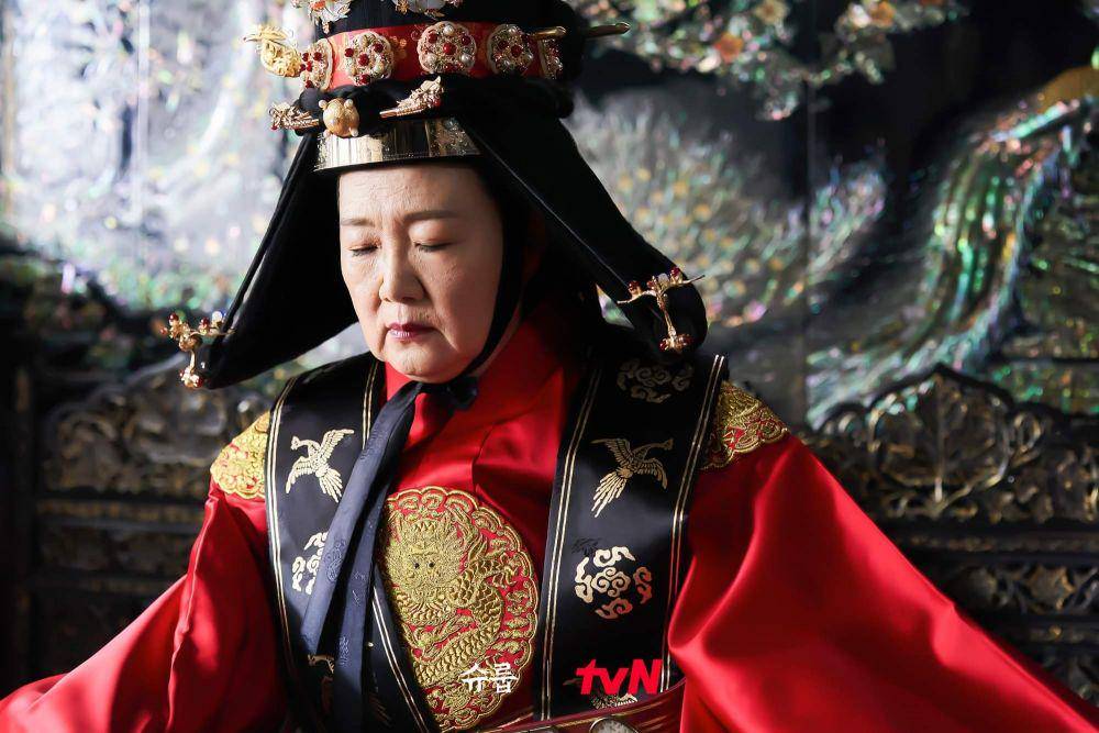 Kim Hae Sook di Under the Queen's Umbrella (instagram.com/tvn_drama)