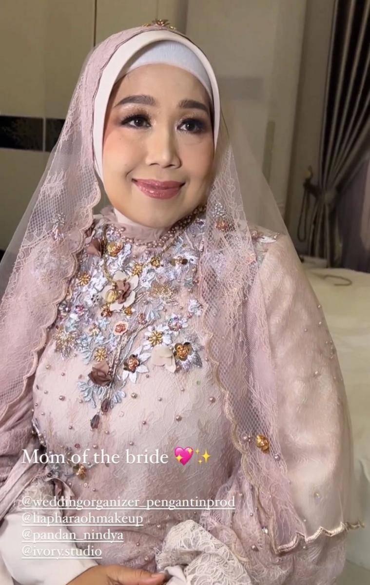 Gaya busana dan makeup keluarga Erina di pengajian Kaesang-Erina (instagram.com/liapharaohmakeup)