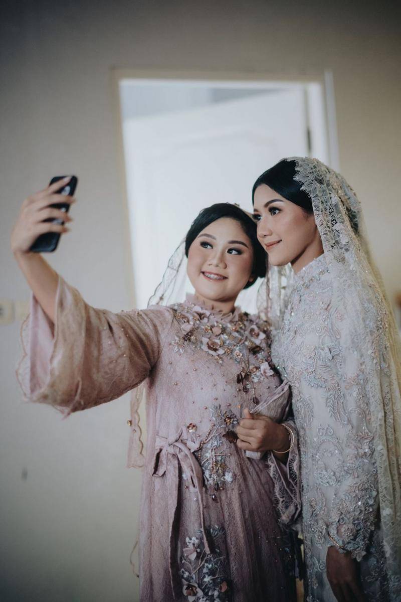 Gaya busana dan makeup keluarga Erina di pengajian Kaesang-Erina (dok. bridestory)