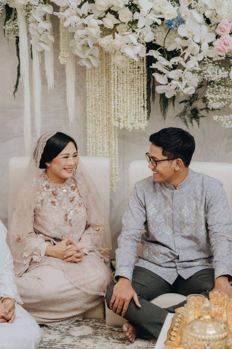 Gaya busana dan makeup keluarga Erina di pengajian Kaesang-Erina (dok. bridestory)