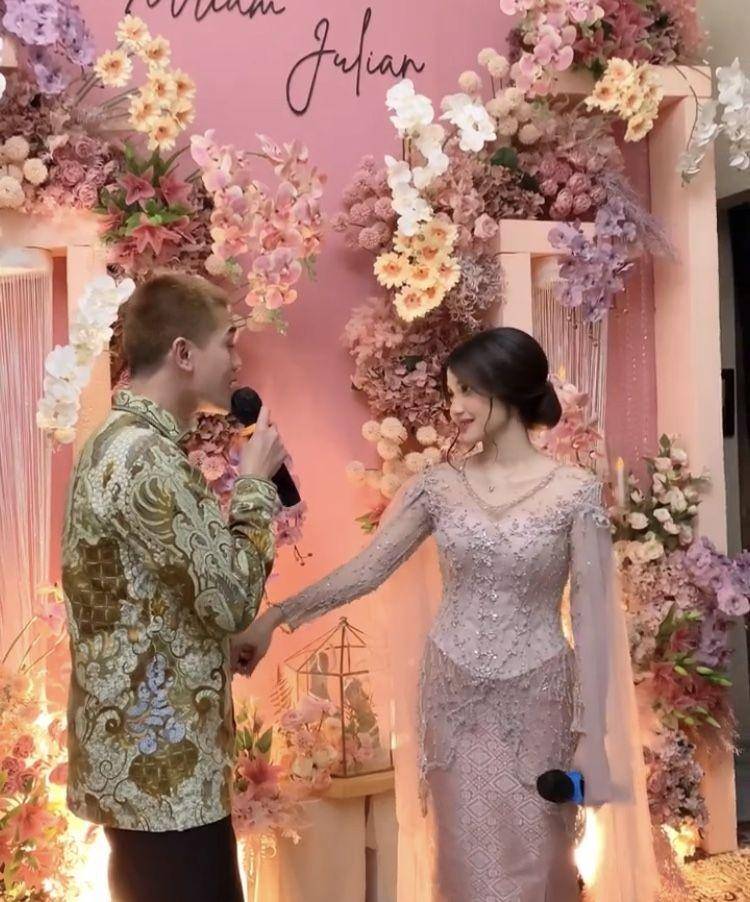 Pertunangan Julian Jacob dan Mirriam Eka (instagram.com/alleyaweddingcenter)