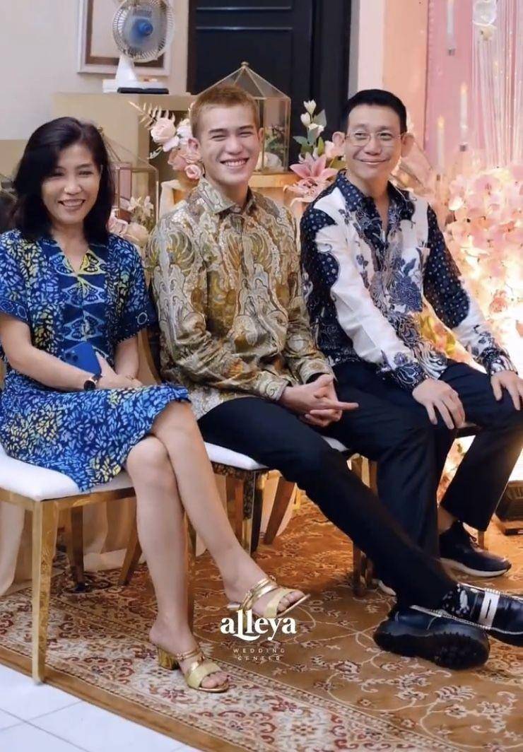 Pertunangan Julian Jacob dan Mirriam Eka (instagram.com/alleyaweddingcenter)